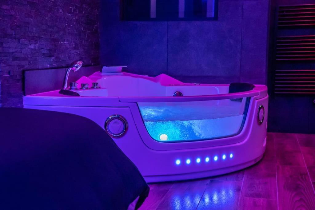 Blue Night - Jacuzzi - Bord De Seine Apartamento Corbeil-Essonnes Exterior foto